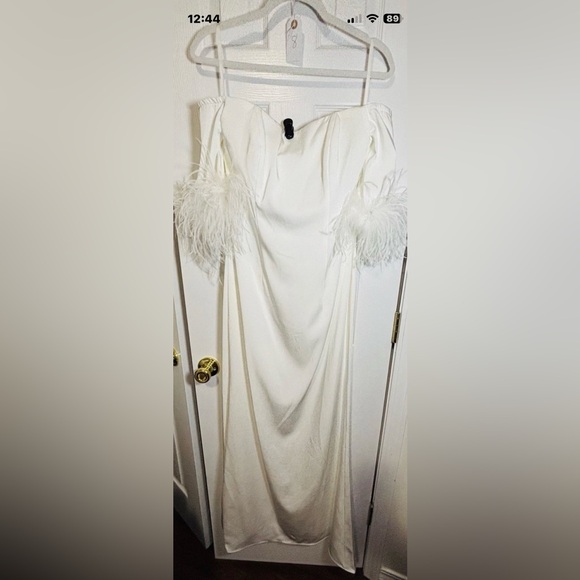 NWT IEENA/MAC DUGGAL SZ 8 White Off The Shoulder with Ostrich Feathers #11441 - Picture 4 of 11